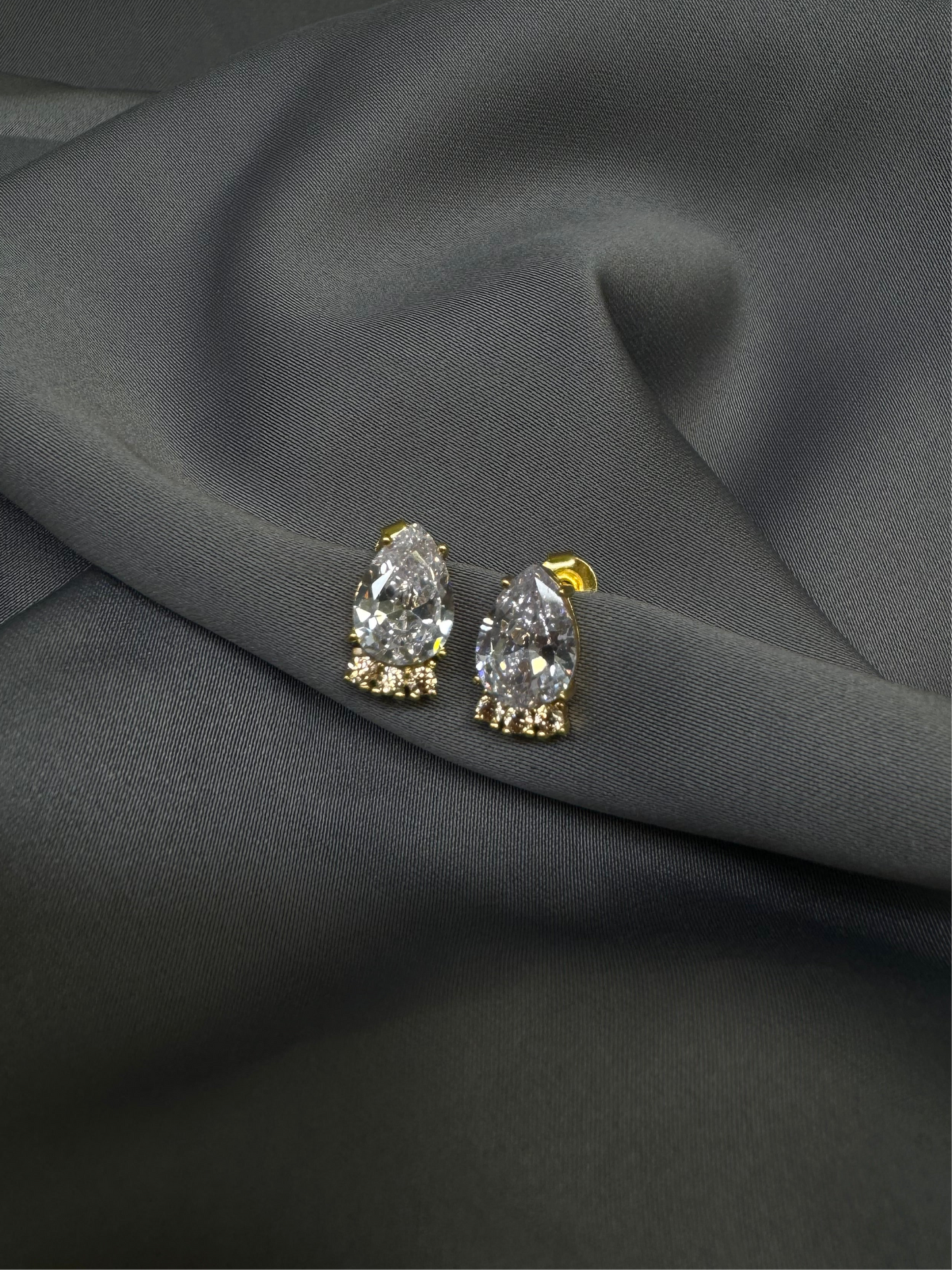 MG signature earring gold